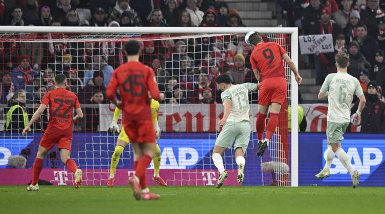 Strafraumszene, Torraumszene Torschuss Aktion Torchance Harry Kane FC Bayern Muenchen FCB (09) Kopfballduell Zweikampf Aktion Milos Veljkovic SV Werder Bremen SVW (13) Torwart Michael Zetterer SV Werder Bremen SVW (01) FC Bayern Muenchen FCB vs SV Werder Bremen SVW 07.02.2025 DFL REGULATIONS PROHIBIT ANY USE OF PHOTOGRAPHS AS IMAGE SEQUENCES AND OR QUASI-VIDEO FC Bayern Muenchen FCB vs SV Werder Bremen SVW