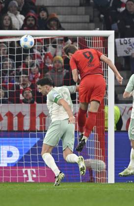 Strafraumszene, Torraumszene Torschuss Aktion Torchance Harry Kane FC Bayern Muenchen FCB (09) Kopfballduell Zweikampf Aktion Milos Veljkovic SV Werder Bremen SVW (13) FC Bayern Muenchen FCB vs SV Werder Bremen SVW 07.02.2025 DFL REGULATIONS PROHIBIT ANY USE OF PHOTOGRAPHS AS IMAGE SEQUENCES AND OR QUASI-VIDEO FC Bayern Muenchen FCB vs SV Werder Bremen SVW