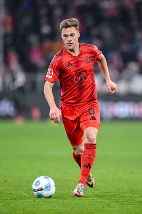 Joshua Kimmich (FC Bayern Muenchen) in Aktion, am Ball, Einzelaktion waehrend des Spiels der 1. Bundesliga zwischen FC Bayern München und SV Werder Bremen, Allianz Arena am 07. February 2025 in München, Deutschland. (Foto von Harry Langer DeFodi Images) +++ Joshua Kimmich (FC Bayern Muenchen) controls the Ball during the Bundesliga match between FC Bayern München and SV Werder Bremen at Allianz Arena on February 7, 2025 in Munich, Germany. (Photo by Harry Langer DeFodi Images) DFL regulations prohibit any use of photographs as image sequences and or quasi-video. (Photo by Harry Langer DeFodi Images) DFL regulations prohibit any use of photographs as image sequences and or quasi-video. Defodi-541_FCBSVW20250207_223