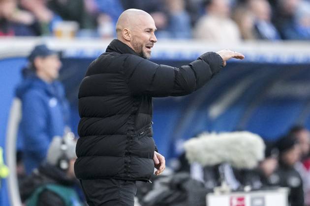 Christian Ilzer (Trainer, Cheftrainer, Hoffenheim), gibt Anweisungen, gestikuliert, mit den Armen gestikulieren, Einzelbild, Einzelfoto, Aktion, Action, 08.02.2025, Sinsheim (Deutschland), Fussball, Bundesliga, TSG 1899 Hoffenheim - 1. FC Union Berlin, DFB DFL REGULATIONS PROHIBIT ANY USE OF PHOTOGRAPHS AS IMAGE SEQUENCES AND OR QUASI-VIDEO.
