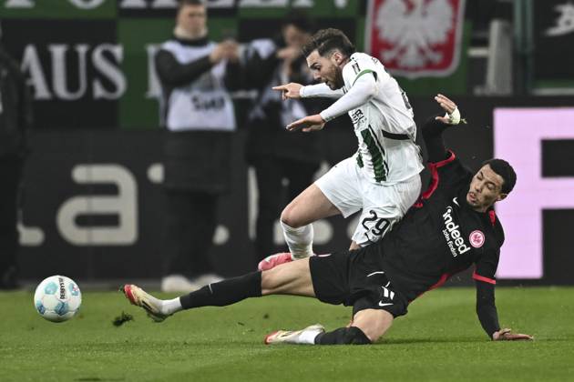 v. li. im Zweikampf Joe Scally (Moenchengladbach 29) Hugo Ekitike (Frankfurt 11) 08.02.2025 Fussball Borussia Moenchengladbach vs Eintracht Frankfurt, Borussia-Park, Moenchengladbach, DFB DFL REGULATIONS PROHIBIT ANY USE OF PHOTOGRAPHS AS IMAGE SEQUENCES AND OR QUASI-VIDEO NRW Germany
