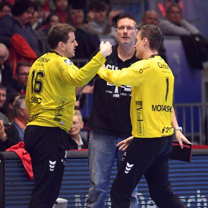 Jubel bei Nebojsa Simic (Torwart MT Melsungen 16); Carsten Lichtlein (Torwart-Trainer MT Melsungen), Adam Morawski (Torwart MT Melsungen 1) (L-R) , GER, MT Melsungen - Frisch Auf Goeppingen, Handball, 1. Bundesliga, 18. Spieltag, Saison 2024 2025, 08.02.2025, GER, MT Melsungen - Frisch Auf Goeppingen, Handball, 1. Bundesliga, 18. Spieltag, Saison 2024 2025, 08.02.2025 Kassel Copyright: xEibner-Pressefotox xRolandxSippelx EP_RSL