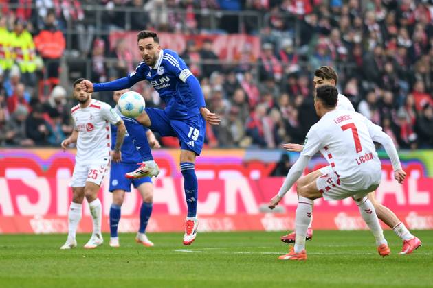 Kenan Karaman (FC Schalke 04) in Aktion, am Ball, Einzelaktion waehrend des Spiels der 2. Bundesliga zwischen 1. FC Köln und FC Schalke 04 im RheinEnergieStadion am 09. February 2025 in Köln, Deutschland. (Foto von Ralf Treese DeFodi Images) +++ Kenan Karaman (FC Schalke 04) controls the ball during the 2. Bundesliga match between 1. FC Köln and FC Schalke 04 at RheinEnergieStadion on February 9, 2025 in Cologne, Germany. (Photo by Ralf Treese DeFodi Images) DFB DFL REGULATIONS PROHIBIT ANY USE OF PHOTOGRAPHS AS IMAGE SEQUENCES AND OR QUASI-VIDEO. (Photo by Ralf Treese DeFodi Images) Defodi-521_KOES0420250209_069