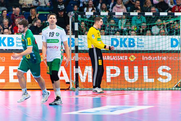 Joel Birlehm (TSV Hannover-Burgdorf, Nr. 35) (v.l.), TSV Hannover-Burgdorf (weiss) gegen SC DHfK Leipzig (grün) am 18. Spieltag der Saison 2024 2025 in der DAIKIN Handball-Bundesliga (09.02.2025, ZAG Arena (Hannover, GER), Copyright: xJanxGuentherx xTSVxHannover-Burgdorfx