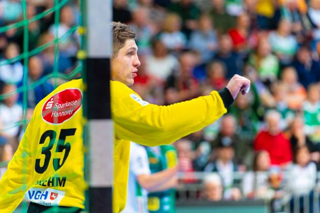 Joel Birlehm (TSV Hannover-Burgdorf, Nr. 35) (v.l.), TSV Hannover-Burgdorf (weiss) gegen SC DHfK Leipzig (grün) am 18. Spieltag der Saison 2024 2025 in der DAIKIN Handball-Bundesliga (09.02.2025, ZAG Arena (Hannover, GER), Copyright: xJanxGuentherx xTSVxHannover-Burgdorfx