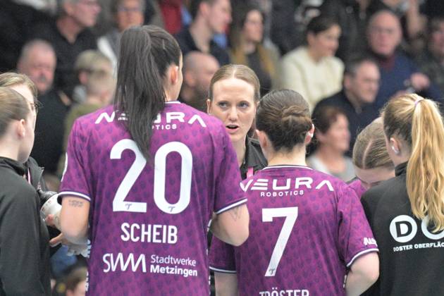 Miriam Hirsch (TusSies Metzingen, Trainerin) im Time Out FrischAuf Goeppingen vs.TusSies Metzingen , Handball, HBF, 16.Ligaspieltag, Saison 2024 2025, 08.02.2025 FrischAuf Goeppingen vs.TusSies Metzingen, Handball, HBF, 16.Ligaspieltag, Saison 2024 2025, 08.02.2025 Goeppingen Copyright: xEibner-Pressefoto TobiasxBaurx EP_TBR