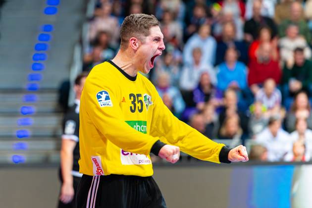 Joel Birlehm (TSV Hannover-Burgdorf, Nr. 35) (v.l.), TSV Hannover-Burgdorf (weiss) gegen SC DHfK Leipzig (grün) am 18. Spieltag der Saison 2024 2025 in der DAIKIN Handball-Bundesliga (09.02.2025, ZAG Arena (Hannover, GER), Copyright: xJanxGuentherx xTSVxHannover-Burgdorfx
