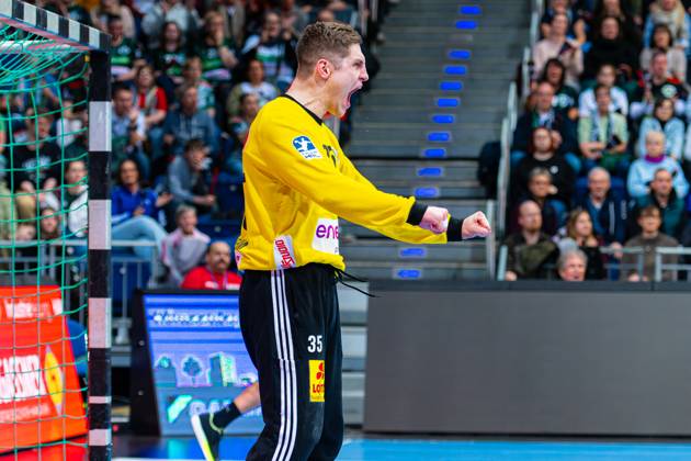 Joel Birlehm (TSV Hannover-Burgdorf, Nr. 35) (v.l.), TSV Hannover-Burgdorf (weiss) gegen SC DHfK Leipzig (grün) am 18. Spieltag der Saison 2024 2025 in der DAIKIN Handball-Bundesliga (09.02.2025, ZAG Arena (Hannover, GER), Copyright: xJanxGuentherx xTSVxHannover-Burgdorfx