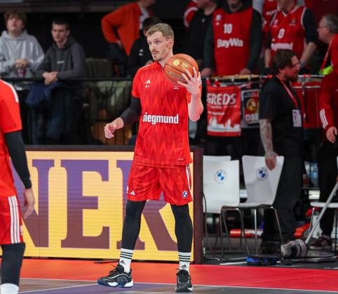 Andreas Obst (FC Bayern Basketball, 13) mit Ball beim Aufwaermen vor dem Spiel, GER, FC Bayern Muenchen vs. Skyliners Frankfurt, Basketball, easycredit Basketball Bundesliga, BBL, 21. Spieltag, Saison 2024 2025, 11.02.2025, GER, FC Bayern Muenchen vs. Skyliners Frankfurt, Basketball, easycredit Basketball Bundesliga, BBL, 21. Spieltag, Saison 2024 2025, 11.02.2025 Muenchen Copyright: xEibner-Pressefoto JennixMaulx EP_JML