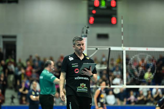 Alexander Waibl (Cheftrainer Dresdner SC) Dresdner SC vs. VfB Suhl Lotto Thueringen, 1. Volleyball Bundesliga Frauen, Spielzeit 2024 2025, 12.02.2025 Dresdner SC vs. VfB Suhl Lotto Thueringen, 1. Volleyball Bundesliga Frauen, Spielzeit 2024 2025, 12.02.2025 Dresden Copyright: xEibner-Pressefoto xHoepnerx EP_PHR