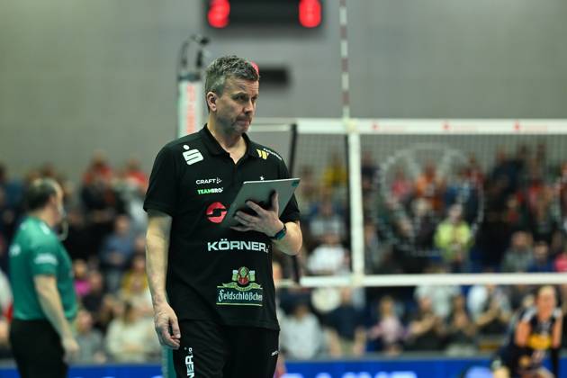 Alexander Waibl (Cheftrainer Dresdner SC) Dresdner SC vs. VfB Suhl Lotto Thueringen, 1. Volleyball Bundesliga Frauen, Spielzeit 2024 2025, 12.02.2025 Dresdner SC vs. VfB Suhl Lotto Thueringen, 1. Volleyball Bundesliga Frauen, Spielzeit 2024 2025, 12.02.2025 Dresden Copyright: xEibner-Pressefoto xHoepnerx EP_PHR