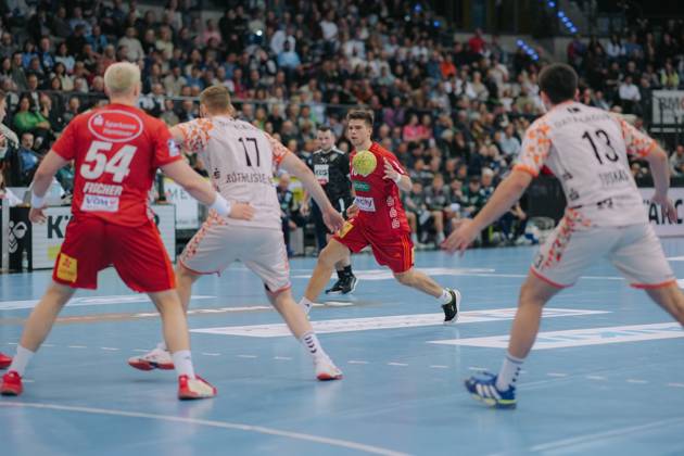 Renars Uscins (TSV Hannover-Burgdorf, 10) in der Mitte beim Spielaufbau, v.l. Justus Fischer (TSV Hannover-Burgdorf, 54)Samuel Roethlisberger (TVB Stuttgart, 17) und Achilleas Toskas (TVB Stuttgart, 13), TVB Stuttgart vs. TSV Hannover-Burgdorf, Handball, 1. Bundesliga, 19. Spieltag, Saison 2024 2025, 13.02.2025, TVB Stuttgart vs. TSV Hannover-Burgdorf, Handball, 1. Bundesliga, 19. Spieltag, Saison 2024 2025, 13.02.2025 Stuttgart Copyright: xEibner-Pressefoto LarsxNeumannx EP_LNN