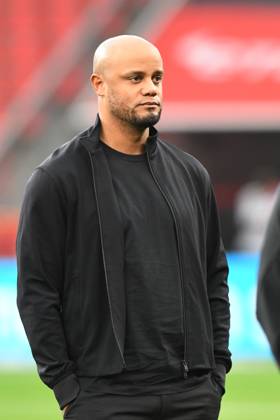 Trainer Vincent Kompany ( FC Bayern Muenchen ). GER, Bayer 04 Leverkusen vs FC Bayern Muenchen, Fussball, Bundesliga, 22. Spieltag, Spielzeit 2024 2025, 15.02.2025 DFL REGULATIONS PROHIBIT ANY USE OF PHOTOGRAPHS AS IMAGE SEQUENCES AND OR QUASI-VIDEO GER, Bayer 04 Leverkusen vs FC Bayern Muenchen, Fussball, Bundesliga, 22. Spieltag, Spielzeit 2024 2025, 15.02.2025 Leverkusen Copyright: xEibner-Pressefoto ThomasxThienelx EP_TTL