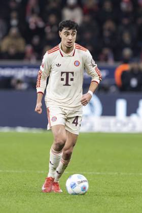 Aleksandar Pavlovic (FC Bayern München, 45). Leverkusen, Fussball 1.Bundesliga 22. Spieltag, Spieltag 22, Bayer 04 Leverkusen - FC Bayern München, 15.02.2024, BayArena, Leverkusen. DFL regulations prohibit any use of photographs as image sequences and or quasi-video Â