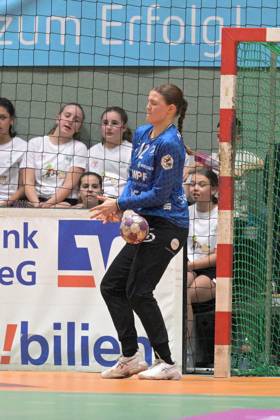 Marie Kristin Weiss (TusSies Metzingen, 12) im Tor TusSies Metzingen vs. BSV Sachsen Zwickau, Handball, HBF, 17.Ligaspieltag, Saison 2024 2025, 15.02.2025 TusSies Metzingen vs. BSV Sachsen Zwickau, Handball, HBF, 17.Ligaspieltag, Saison 2024 2025, 15.02.2025 Metzingen Copyright: xEibner-Pressefoto TobiasxBaurx EP_TBR