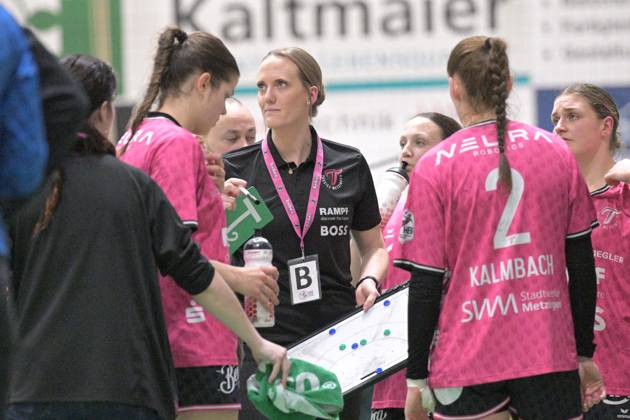 Miriam Hirsch (TusSies Metzingen, Trainerin) im Time Out TusSies Metzingen vs. BSV Sachsen Zwickau, Handball, HBF, 17.Ligaspieltag, Saison 2024 2025, 15.02.2025 TusSies Metzingen vs. BSV Sachsen Zwickau, Handball, HBF, 17.Ligaspieltag, Saison 2024 2025, 15.02.2025 Metzingen Copyright: xEibner-Pressefoto TobiasxBaurx EP_TBR