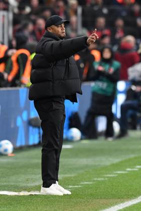 Trainer Vincent Kompany ( FC Bayern Muenchen ) gibt Anweisungen. GER, Bayer 04 Leverkusen vs FC Bayern Muenchen, Fussball, Bundesliga, 22. Spieltag, Spielzeit 2024 2025, 15.02.2025 DFL REGULATIONS PROHIBIT ANY USE OF PHOTOGRAPHS AS IMAGE SEQUENCES AND OR QUASI-VIDEO GER, Bayer 04 Leverkusen vs FC Bayern Muenchen, Fussball, Bundesliga, 22. Spieltag, Spielzeit 2024 2025, 15.02.2025 Leverkusen Copyright: xEibner-Pressefoto ThomasxThienelx EP_TTL