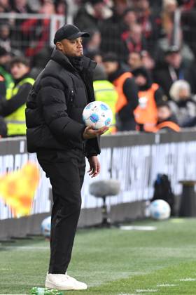 Trainer Vincent Kompany ( FC Bayern Muenchen ) mit Ball in der Hand. GER, Bayer 04 Leverkusen vs FC Bayern Muenchen, Fussball, Bundesliga, 22. Spieltag, Spielzeit 2024 2025, 15.02.2025 DFL REGULATIONS PROHIBIT ANY USE OF PHOTOGRAPHS AS IMAGE SEQUENCES AND OR QUASI-VIDEO GER, Bayer 04 Leverkusen vs FC Bayern Muenchen, Fussball, Bundesliga, 22. Spieltag, Spielzeit 2024 2025, 15.02.2025 Leverkusen Copyright: xEibner-Pressefoto ThomasxThienelx EP_TTL