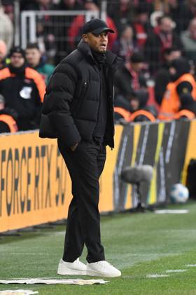 Trainer Vincent Kompany ( FC Bayern Muenchen ). GER, Bayer 04 Leverkusen vs FC Bayern Muenchen, Fussball, Bundesliga, 22. Spieltag, Spielzeit 2024 2025, 15.02.2025 DFL REGULATIONS PROHIBIT ANY USE OF PHOTOGRAPHS AS IMAGE SEQUENCES AND OR QUASI-VIDEO GER, Bayer 04 Leverkusen vs FC Bayern Muenchen, Fussball, Bundesliga, 22. Spieltag, Spielzeit 2024 2025, 15.02.2025 Leverkusen Copyright: xEibner-Pressefoto ThomasxThienelx EP_TTL