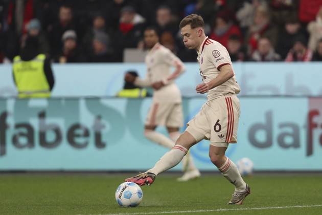 Joshua Kimmich (FC Bayern München) in Aktion, am Ball, Einzelaktion waehrend des Spiels der 1. Bundesliga zwischen Bayer 04 Leverkusen und FC Bayern München, BayArena am 15. February 2025 in Leverkusen, Deutschland. (Foto von Oliver Kaelke DeFodi Images) +++ Joshua Kimmich (FC Bayern München) controls the ball during the Bundesliga match between Bayer 04 Leverkusen and FC Bayern München at BayArena on February 15, 2025 in Leverkusen, Germany. (Photo by Oliver Kaelke DeFodi Images) DFL regulations prohibit any use of photographs as image sequences and or quasi-video. (Photo by Oliver Kaelke DeFodi Images) Defodi-678_2025_02_15_LEVFCB_0657