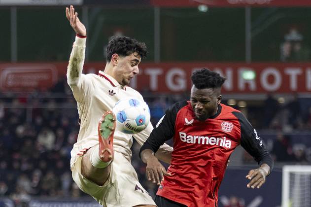 Aleksandar Pavlovic (FC Bayern München, 45), Edmond Tapsoba (Bayer 04 Leverkusen, 12). Leverkusen, Fussball 1.Bundesliga 22. Spieltag, Spieltag 22, Bayer 04 Leverkusen - FC Bayern München, 15.02.2024, BayArena, Leverkusen. DFL regulations prohibit any use of photographs as image sequences and or quasi-video Â