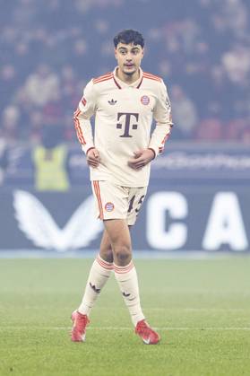 Aleksandar Pavlovic (FC Bayern München, 45). Leverkusen, Fussball 1.Bundesliga 22. Spieltag, Spieltag 22, Bayer 04 Leverkusen - FC Bayern München, 15.02.2024, BayArena, Leverkusen. DFL regulations prohibit any use of photographs as image sequences and or quasi-video Â