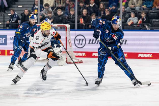 Kampf um den Puck Zweikampf zwischen Daniel Pfaffengut (Loewen Frankfurt, 77) und Maximilian Kastner (EHC Red Bull Muenchen, 93). GER, EHC Red Bull Muenchen vs. Loewen Frankfurt, Eishockey, DEL, 45. Spieltag, Saison 2024 2025, 16.02.2025. GER, EHC Red Bull Muenchen vs. Loewen Frankfurt, Eishockey, DEL, 45. Spieltag, Saison 2024 2025, 16.02.2025. Muenchen Copyright: xEibner-Pressefoto HeikexFeinerx EP_HFR