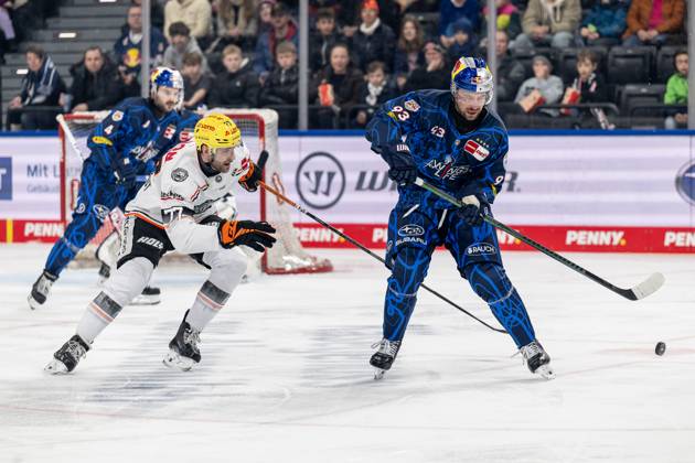Kampf um den Puck Zweikampf zwischen Daniel Pfaffengut (Loewen Frankfurt, 77) und Maximilian Kastner (EHC Red Bull Muenchen, 93). GER, EHC Red Bull Muenchen vs. Loewen Frankfurt, Eishockey, DEL, 45. Spieltag, Saison 2024 2025, 16.02.2025. GER, EHC Red Bull Muenchen vs. Loewen Frankfurt, Eishockey, DEL, 45. Spieltag, Saison 2024 2025, 16.02.2025. Muenchen Copyright: xEibner-Pressefoto HeikexFeinerx EP_HFR
