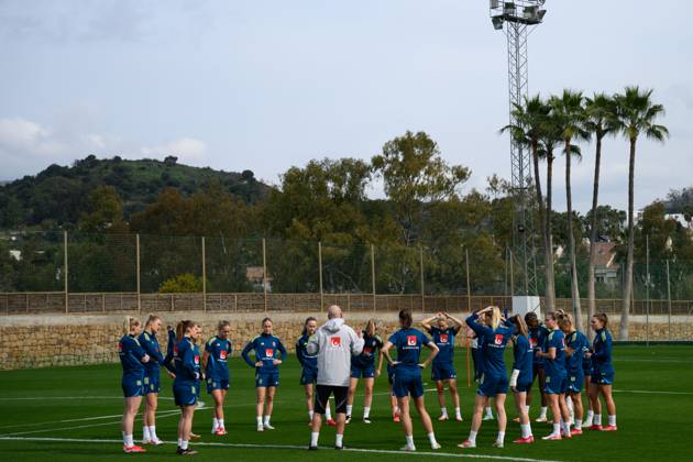 250218 Players of the Swedish women™s national football team gather during a training session on February 18, 2025 in Marbella. Photo: Ludvig Thunman BILDBYRAN kod LT LT0677 fotboll football soccer fotball träning practice training sverige sweden dam bbeng Copyright: LUDVIGxTHUNMAN BB250218LT056