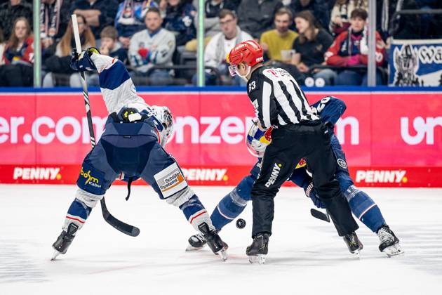 Linesperson David Tschirner fuehrt ein Bully Faceoff aus zwischen Tyler Boland (Iserlohn Roosters, 10) und Andreas Eder (EHC Red Bull Muenchen, 20). GER, EHC Red Bull Muenchen vs. Iserlohn Roosters, Eishockey, DEL, 47. Spieltag, Saison 2024 2025, 21.02.2025. GER, EHC Red Bull Muenchen vs. Iserlohn Roosters, Eishockey, DEL, 47. Spieltag, Saison 2024 2025, 21.02.2025. Muenchen Copyright: xEibner-Pressefoto HeikexFeinerx EP_HFR