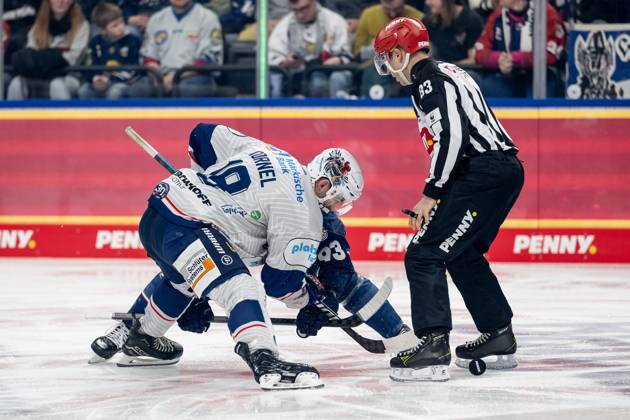 Linesperson David Tschirner fuehrt ein Bully Faceoff aus zwischen Maximilian Kastner (EHC Red Bull Muenchen, 93) und Eric Cornel (Iserlohn Roosters, 18). GER, EHC Red Bull Muenchen vs. Iserlohn Roosters, Eishockey, DEL, 47. Spieltag, Saison 2024 2025, 21.02.2025. GER, EHC Red Bull Muenchen vs. Iserlohn Roosters, Eishockey, DEL, 47. Spieltag, Saison 2024 2025, 21.02.2025. Muenchen Copyright: xEibner-Pressefoto HeikexFeinerx EP_HFR