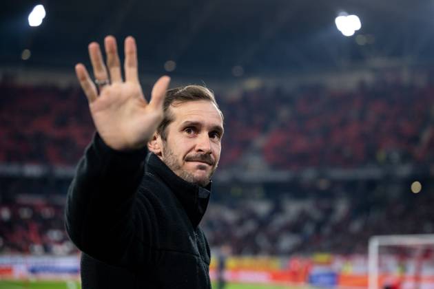 Julian Schuster (SC Freiburg, Trainer) winkt den Fans, GER, SC Freiburg (SCF) vs SV Werder Bremen (SVW), Fussball Bundesliga, 23. Spieltag, Saison 2024 2025, 21.02.2025 DFB DFL regulations prohibit any use of photographs as image sequences and or quasi-video GER, SC Freiburg (SCF) vs SV Werder Bremen (SVW), Fussball Bundesliga, 23. Spieltag, Saison 2024 2025, 21.02.2025 Freiburg Copyright: xEibner-Pressefoto Memmlerx EP_MMR