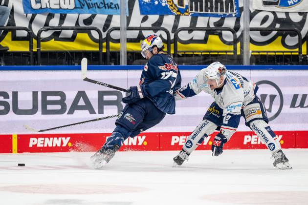 Kampf um den Puck Zweikampf zwischen Taro Hirose (EHC Red Bull Muenchen, 17) und Maciej Rutkowski (Iserlohn Roosters, 12). GER, EHC Red Bull Muenchen vs. Iserlohn Roosters, Eishockey, DEL, 47. Spieltag, Saison 2024 2025, 21.02.2025. GER, EHC Red Bull Muenchen vs. Iserlohn Roosters, Eishockey, DEL, 47. Spieltag, Saison 2024 2025, 21.02.2025. Muenchen Copyright: xEibner-Pressefoto HeikexFeinerx EP_HFR