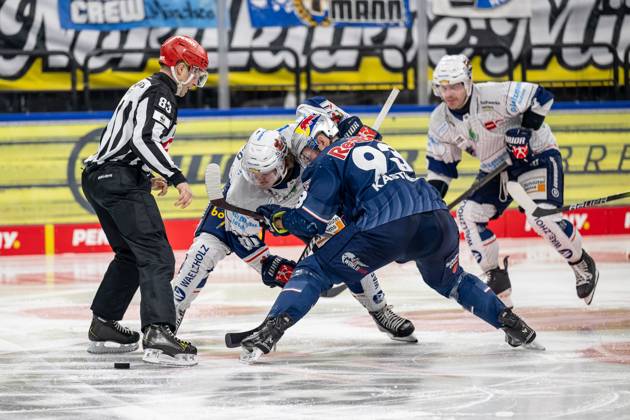 Linesperson David Tschirner fuehrt ein Bully Faceoff aus zwischen Tyler Boland (Iserlohn Roosters, 10) und Maximilian Kastner (EHC Red Bull Muenchen, 93). GER, EHC Red Bull Muenchen vs. Iserlohn Roosters, Eishockey, DEL, 47. Spieltag, Saison 2024 2025, 21.02.2025. GER, EHC Red Bull Muenchen vs. Iserlohn Roosters, Eishockey, DEL, 47. Spieltag, Saison 2024 2025, 21.02.2025. Muenchen Copyright: xEibner-Pressefoto HeikexFeinerx EP_HFR