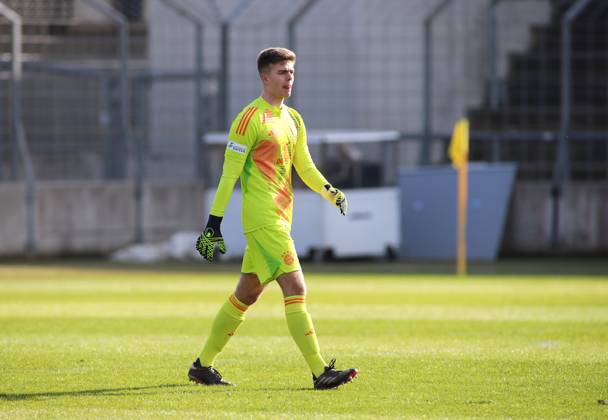 Fussball, Herren, Regionalliga Bayern, Saison 2024 2025, FC Bayern München Amateure - 1. FC Schweinfurt 05, Grünwalder Stadion Benjamin Ballis (FC Bayern München II) vor seinem Tor stehend