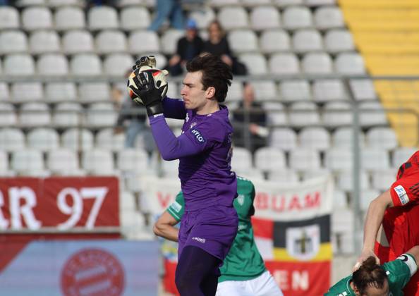 Fussball, Herren, Regionalliga Bayern, Saison 2024 2025, FC Bayern München Amateure - 1. FC Schweinfurt 05, Grünwalder Stadion Lukas Schneller (1.FC Schweinfurt 05) fängt einen Ball sicher herunter