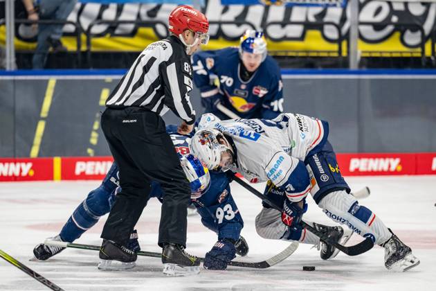 Linesperson David Tschirner fuehrt ein Bully Faceoff aus zwischen Maximilian Kastner (EHC Red Bull Muenchen, 93) und Shane Gersich (Iserlohn Roosters, 9). GER, EHC Red Bull Muenchen vs. Iserlohn Roosters, Eishockey, DEL, 47. Spieltag, Saison 2024 2025, 21.02.2025. GER, EHC Red Bull Muenchen vs. Iserlohn Roosters, Eishockey, DEL, 47. Spieltag, Saison 2024 2025, 21.02.2025. Muenchen Copyright: xEibner-Pressefoto HeikexFeinerx EP_HFR