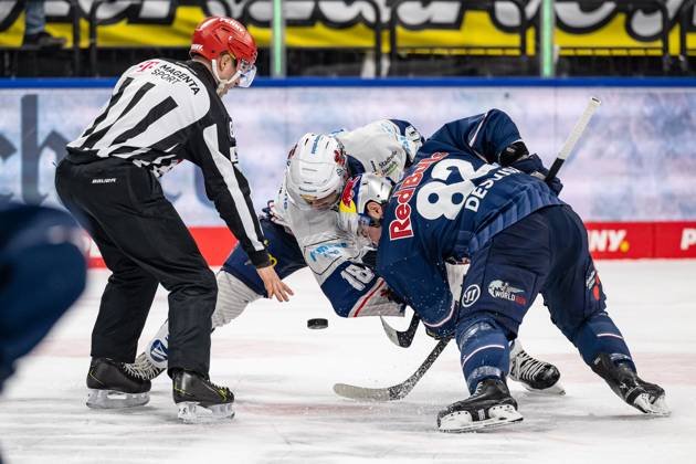 Linesperson David Tschirner fuehrt ein Bully Faceoff aus zwischen Eric Cornel (Iserlohn Roosters, 18) und Chris DeSousa (EHC Red Bull Muenchen, 82). GER, EHC Red Bull Muenchen vs. Iserlohn Roosters, Eishockey, DEL, 47. Spieltag, Saison 2024 2025, 21.02.2025. GER, EHC Red Bull Muenchen vs. Iserlohn Roosters, Eishockey, DEL, 47. Spieltag, Saison 2024 2025, 21.02.2025. Muenchen Copyright: xEibner-Pressefoto HeikexFeinerx EP_HFR
