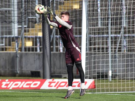 Fussball, Herren, Regionalliga Bayern, Saison 2024 2025, FC Bayern München Amateure - 1. FC Schweinfurt 05, Grünwalder Stadion Benjamin Ballis (FC Bayern München II) beim Aufwärmen