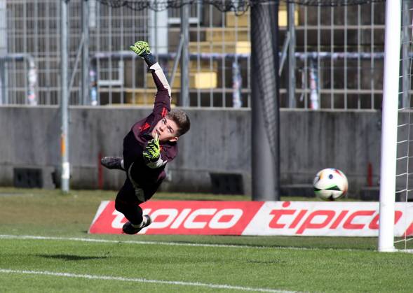 Fussball, Herren, Regionalliga Bayern, Saison 2024 2025, FC Bayern München Amateure - 1. FC Schweinfurt 05, Grünwalder Stadion Benjamin Ballis (FC Bayern München II) beim Aufwärmen, fliegt einem Ball hinterher