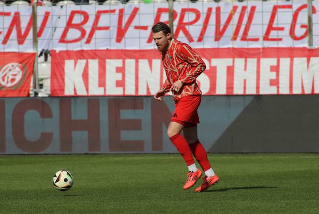 Fussball, Herren, Regionalliga Bayern, Saison 2024 2025, FC Bayern München Amateure - 1. FC Schweinfurt 05, Grünwalder Stadion Steve Breitkreuz (FC Bayern München II) mit Ball beim Aufwärmen