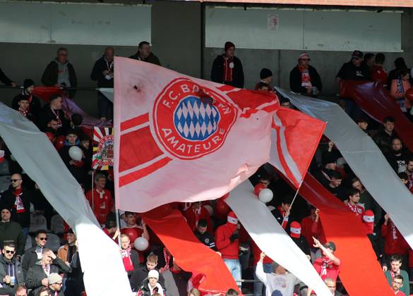 Fussball, Herren, Regionalliga Bayern, Saison 2024 2025, FC Bayern München Amateure - 1. FC Schweinfurt 05, Grünwalder Stadion Hier eine Fahne, FC Baern Amateure, Heimfans