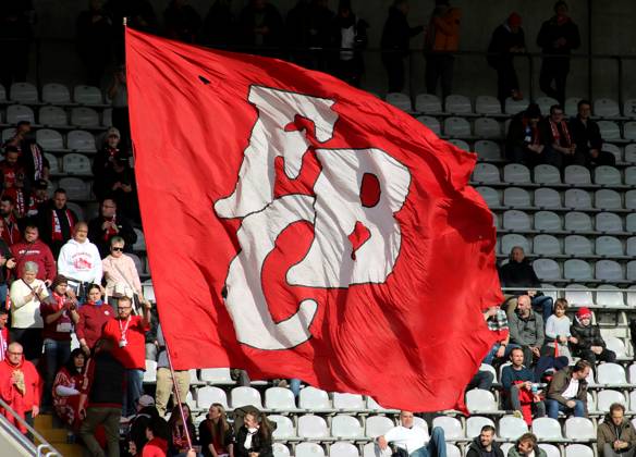 Fussball, Herren, Regionalliga Bayern, Saison 2024 2025, FC Bayern München Amateure - 1. FC Schweinfurt 05, Grünwalder Stadion Hier eine Fahne mit dem Audruck FCB, FC Bayern München, Symbolbild