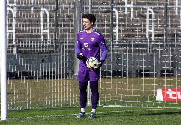 Fussball, Herren, Regionalliga Bayern, Saison 2024 2025, FC Bayern München Amateure - 1. FC Schweinfurt 05, Grünwalder Stadion Lukas Schneller (1.FC Schweinfurt 05) mit einem Ball in den Händen