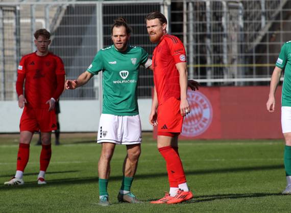 Fussball, Herren, Regionalliga Bayern, Saison 2024 2025, FC Bayern München Amateure - 1. FC Schweinfurt 05, Grünwalder Stadion Kristian Böhnlein Boehnlein (1.FC Schweinfurt 05) (li.) mit Steve Breitkreuz (FC Bayern München II) (re.) stehend auf dem Spielfeld