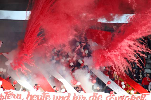 Fussball, Herren, Regionalliga Bayern, Saison 2024 2025, FC Bayern München Amateure - 1. FC Schweinfurt 05, Grünwalder Stadion Hier eine rote Fontäne, Pyro, Choreo bei den FC Bayern Amateure Fans