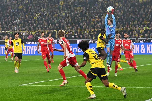 Serhou Guirassy (Borussia Dortmund) und Torwart Frederik Roennow (Union Berlin) im Zweikampf waehrend des Spiels der 1. Bundesliga zwischen Borussia Dortmund und 1. FC Union Berlin, SIGNAL IDUNA PARK am 22. February 2025 in Dortmund, Deutschland. (Foto von Ralf Treese DeFodi Images) +++ Serhou Guirassy (Borussia Dortmund) und Torwart Frederik Roennow (Union Berlin) battle for the ball during the Bundesliga match between Borussia Dortmund and 1. FC Union Berlin at Signal Iduna Park on February 22, 2025 in Dortmund, Germany. (Photo by Ralf Treese DeFodi Images) DFL regulations prohibit any use of photographs as image sequences and or quasi-video. (Photo by Ralf Treese DeFodi Images)