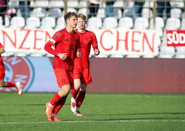 Fussball, Herren, Regionalliga Bayern, Saison 2024 2025, FC Bayern München Amateure - 1. FC Schweinfurt 05, Grünwalder Stadion Kurt Rüger Rueger (FC Bayern München II) joggt über den Platz