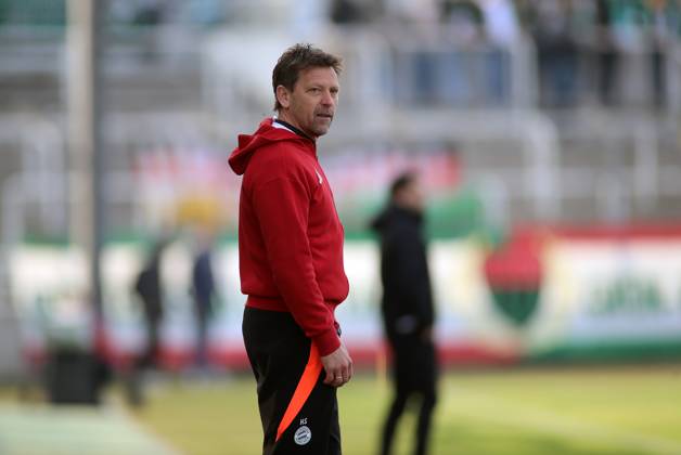 Fussball, Herren, Regionalliga Bayern, Saison 2024 2025, FC Bayern München Amateure - 1. FC Schweinfurt 05, Grünwalder Stadion Holger Seitz, Trainer (FC Bayern München II) an der Seitenlinie stehend, Blick nach rechts
