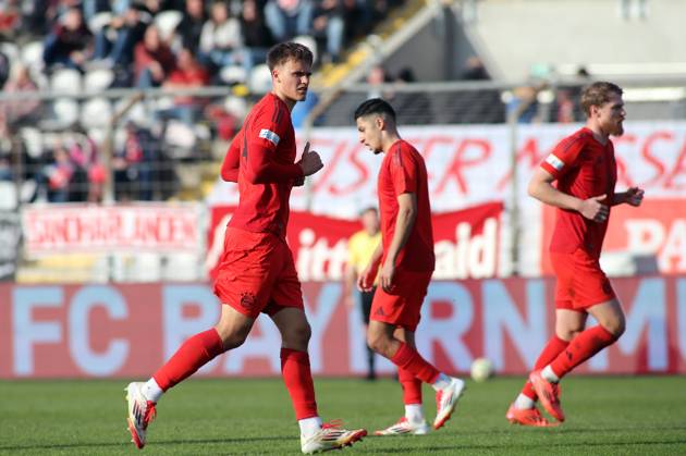Fussball, Herren, Regionalliga Bayern, Saison 2024 2025, FC Bayern München Amateure - 1. FC Schweinfurt 05, Grünwalder Stadion Paul Scholl (FC Bayern München II) läuft über den Platz
